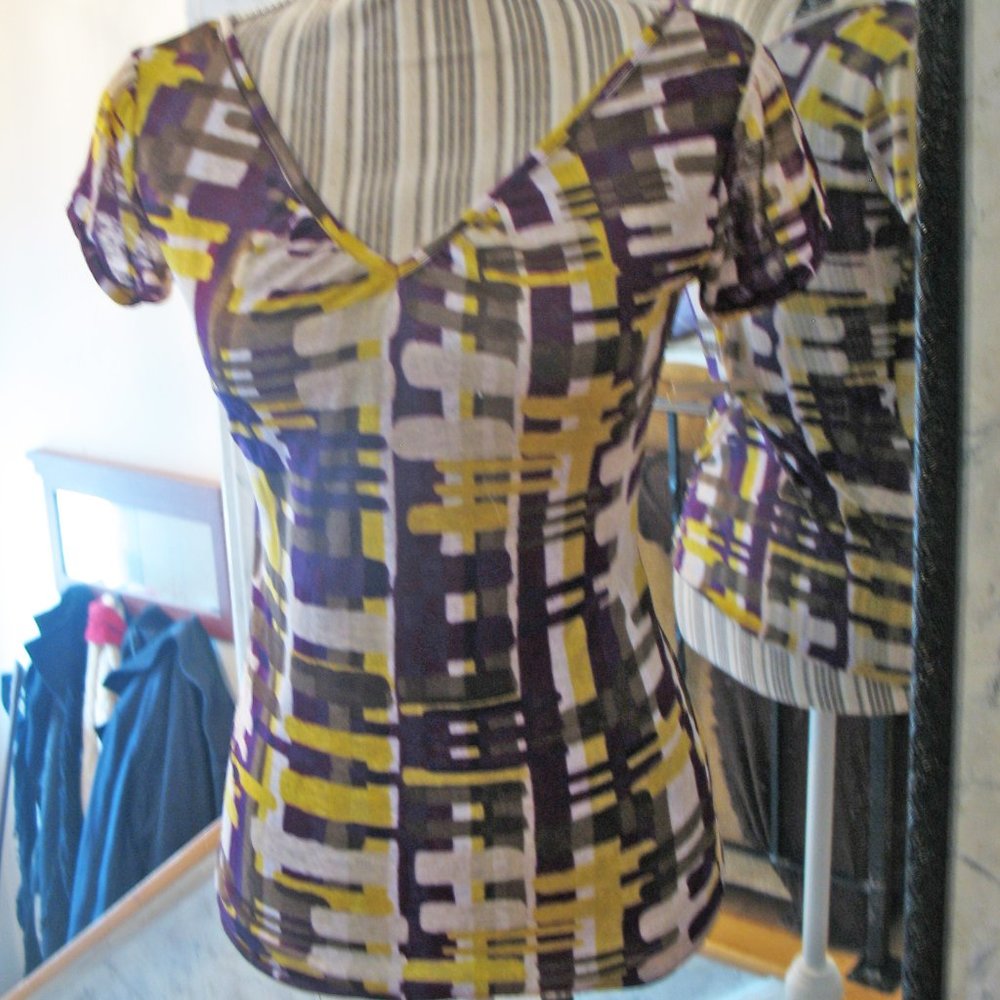 NEW YORK & COMPANY TOP PURPLE YELLOW AND WHITE SIZE XS POLYESTER GENTLY WORN